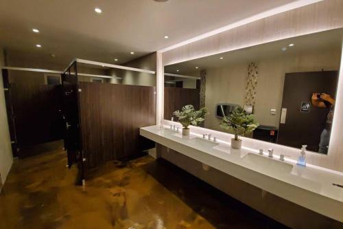 Tunnel Arch Hideaway at Sage Creek with Heated Pool - image 2