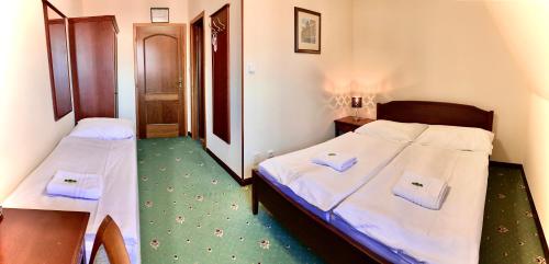 1 queen bed, 1 twin bed
