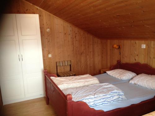 2 bedrooms, 6 beds