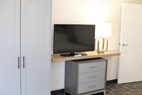 Holiday Inn Hotel And Suites St. Cloud - image 9