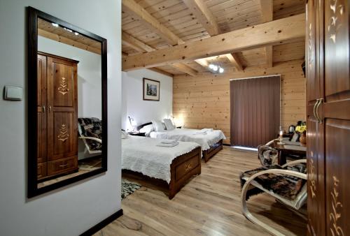 1 double bed, 1 twin bed