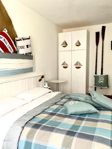 1 queen bed, 1 twin bed
