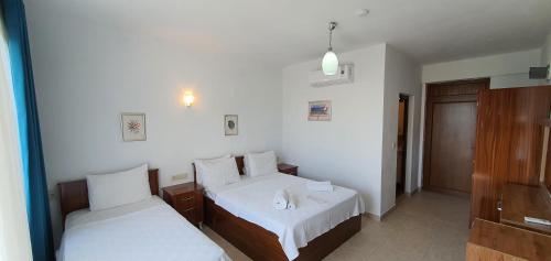 1 double bed, 1 twin bed