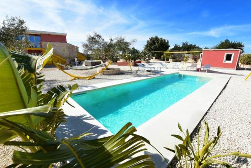 Casa Farlisa, villa esclusiva con piscina, jacuzzi, palestra, parco giochi, bbq a 5 minuti dal mare