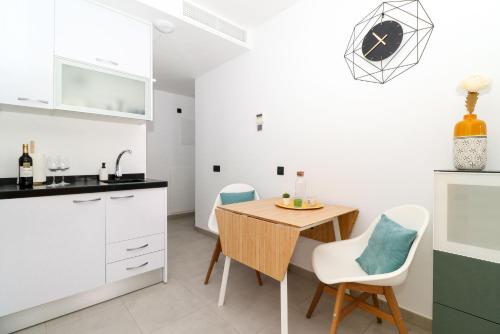 Garden Studio in Torremolinos Centre with Roof Solarium and Pool by Rafleys