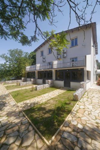 Apartment with Lake View