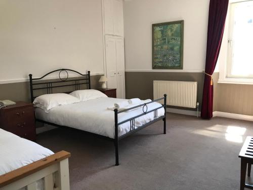 1 double bed, 1 twin bed