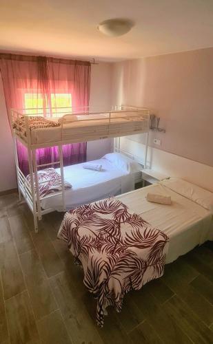 1 twin bed, 1 bunk bed