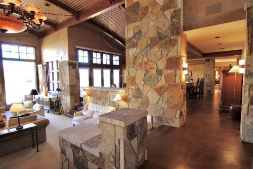 Moab World-Class Stone House with Excellent Views - image 10