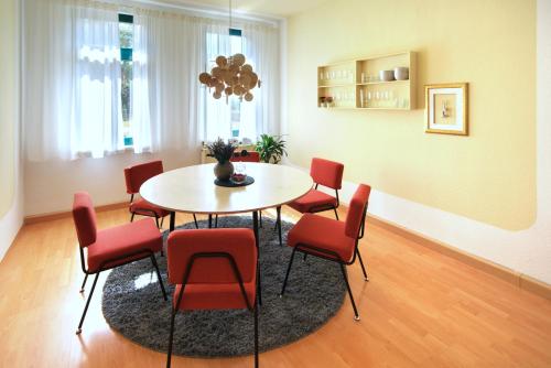 vonBehling Boutique Apartment mit 65zoll TV und Designerstucken 931m von Erdgas Sportpark entfernt