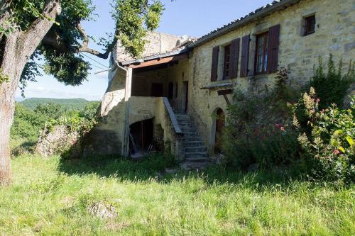 Mas provençal isolé en pleine nature - Montjoyer