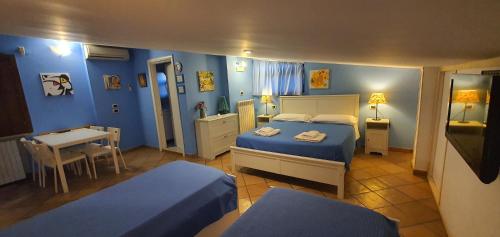1 queen bed, 2 twin beds