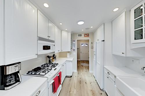 Serene Hideaway on Quarter Acre - Stroll to Dining home - image 7