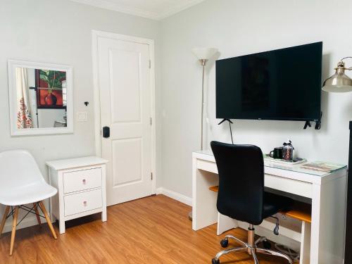 Costa Mesa Homestay - Private Rooms with 2 Shared Baths and Hosts Onsite in Costa Mesa, USA