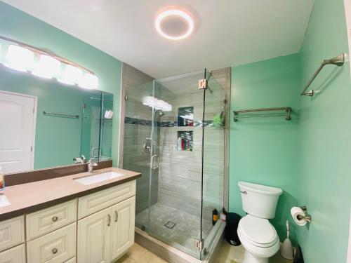 Costa Mesa Homestay - Private Rooms with 2 Shared Baths and Hosts Onsite Room Type - Queen Room with Shared Bathroom