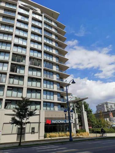 . 2 Bed/Bath Apartment near Richmond Centre station