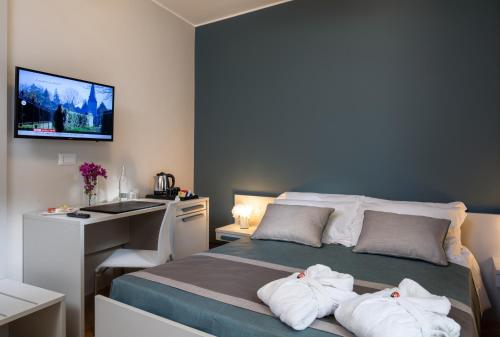 Double Room with Balcony image 6