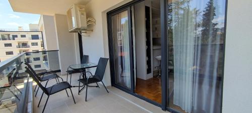 One-Bedroom Apartment image 4
