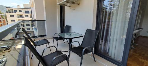 One-Bedroom Apartment image 3