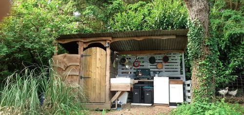 Retraite rustique en bordure de forêt à la campagne