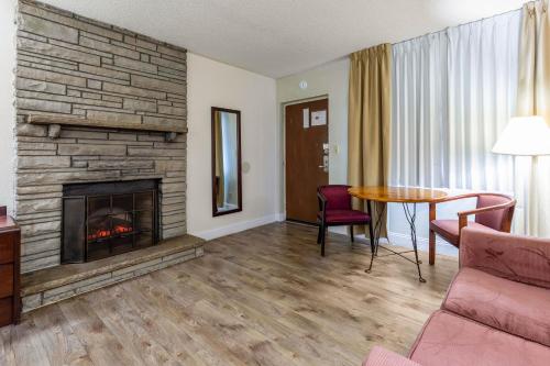 Econo Lodge Inn & Suites on the River - image 6