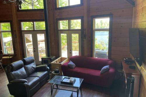 Joy's Chalet - Hottub, Lake, & Cottage