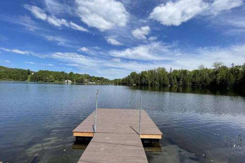 Joy's Chalet - Hottub, Lake, & Cottage