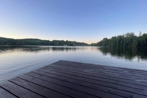 Joy's Chalet - Hottub, Lake, & Cottage