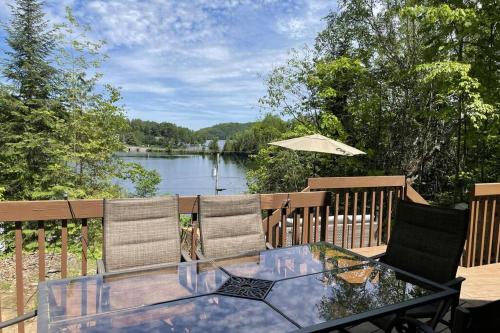 Joy's Chalet - Hottub, Lake, & Cottage