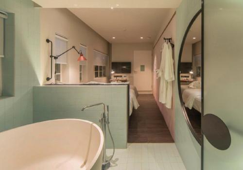 room detail thumbnail 2