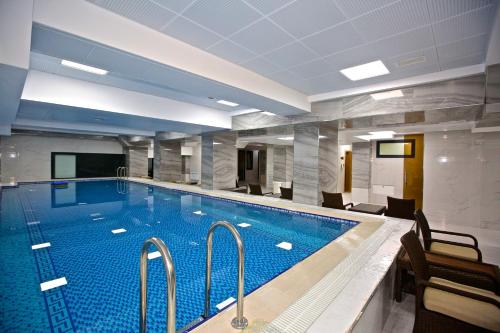 สระว่ายน้ำ, Rusel Park Hotel in นิซามิ