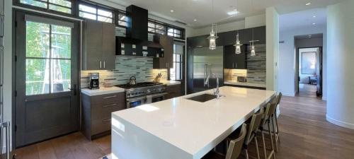 Open Oasis by Exceptional Stays - image 5
