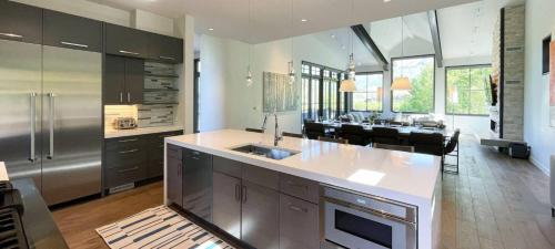 Open Oasis by Exceptional Stays - image 7