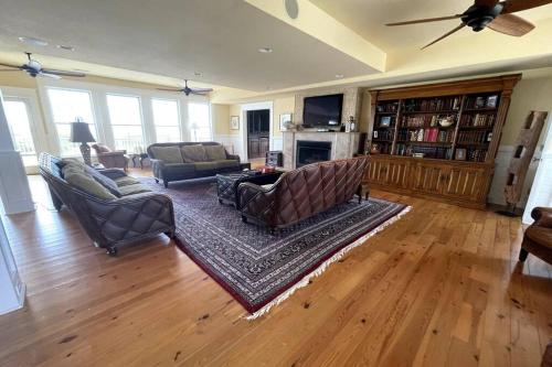 Oceanfront grandeur in 4x4 Outerbanks - Mark Twain - image 3