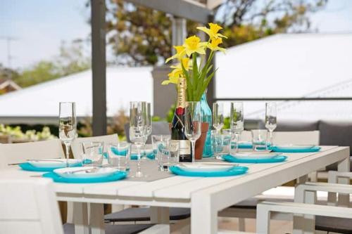 Bay Dream Believer, Ample Boat Parking, Pet Friendly 4 br Holiday House Shoal Bay