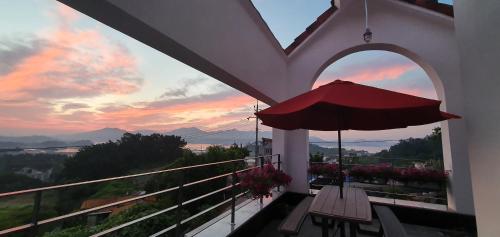 발코니/테라스, 하이 퀄리티 오션뷰 하우스 (High-Quality House Ocean view) in 용남면