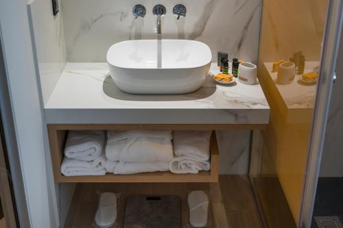Deluxe Double Room with Balcony image 10