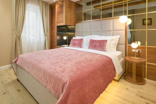 Geremia Luxury Rooms - Tap to explore photos