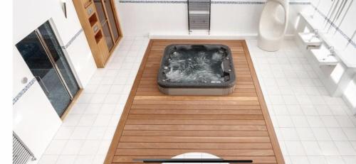 Private Spa, Steam room, Sauna, Large hot tub and Gym in this Stunning 3 Bedroom Apartment