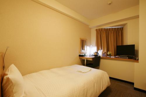 Single Room - Non-Smoking image 6
