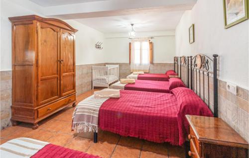 Nice home in Montefrio with Outdoor swimming pool WiFi and 5 Bedrooms - image 9