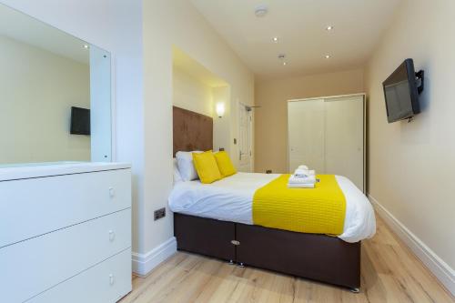 1 queen bed, 1 twin bed, 1 sofa bed