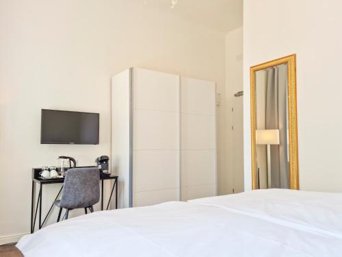 Compact Double Room with Street View image 1