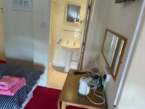 Small Twin Room image 5