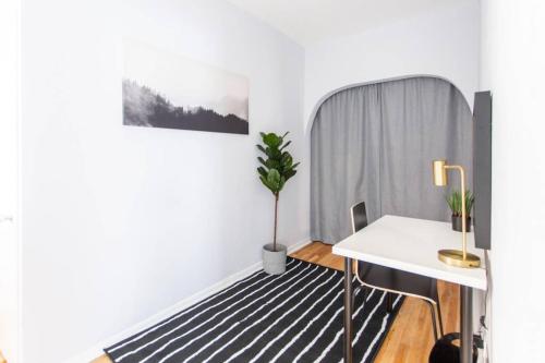 Hip and Trendy 2BR Apartment in Logan Square! - image 4