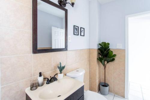 Hip and Trendy 2BR Apartment in Logan Square! - image 9