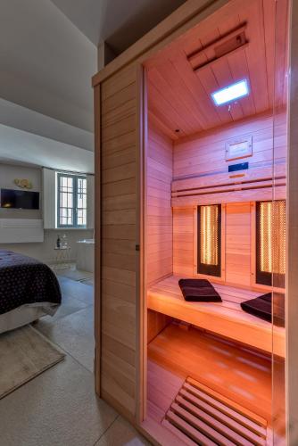 Les Gîtes de Laure - O Lit Divin Instant de volupté BALNEO SAUNA Climatisation 160m de la Cité Médiévale - image 3