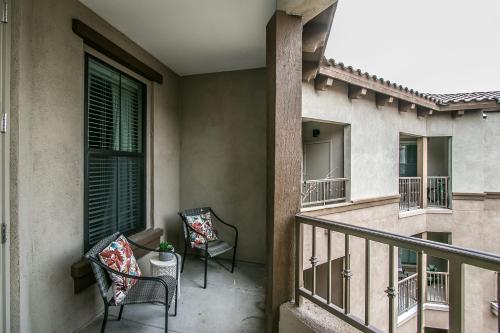 Rooftop Pool - TPC, Shopping & Dining 2 Miles wtih Parking - 4419