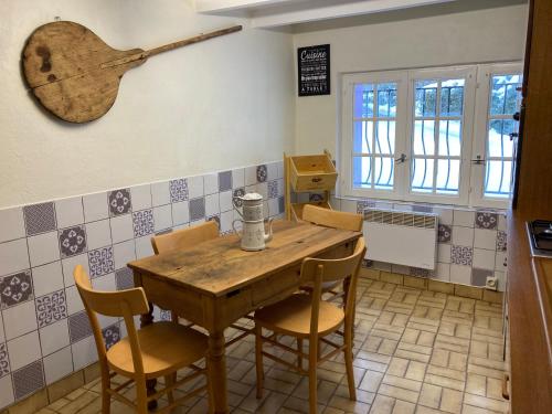 A la croisée des chemins (A la croisee des chemins) in Saint Nicolas Des Biefs