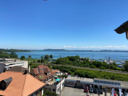 La Maison Bleue à 2 pas du Lac du Neuchâtel (La Maison Bleue a 2 pas du Lac du Neuchatel) in Hauterive